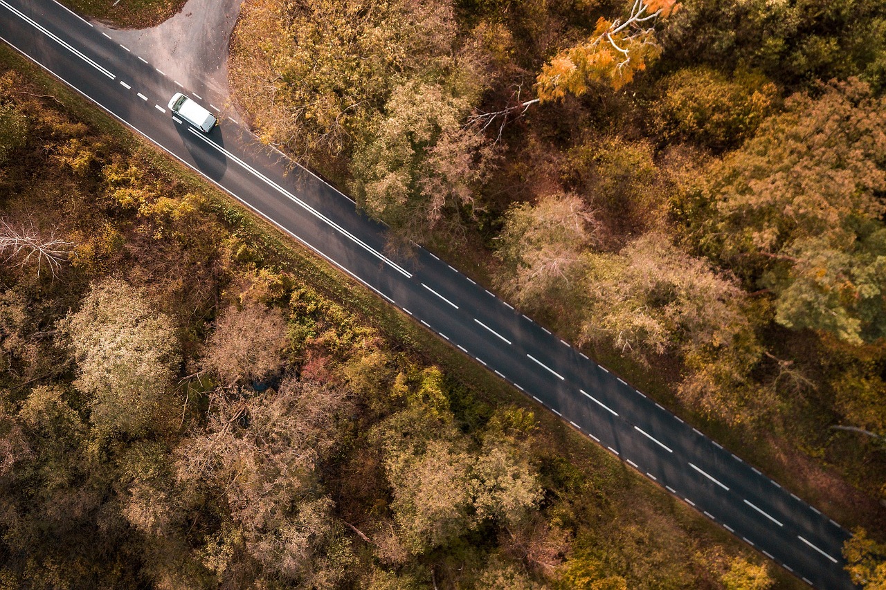 飞机疑失控迫降公路，一次惊险的瞬间